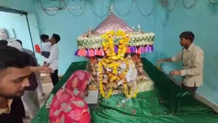 खरगौन: खरगौन में मोहर्रम माह की 9 तारीख को मन्नत वाले ताजिए पर तुलदान के लिए लगी भीड़