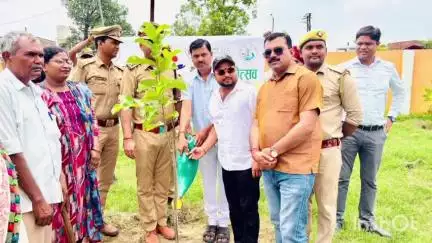 मोहम्मदी: भाजपा विधायक लोकेंद्र प्रताप सिंह ने प्राथमिक विद्यालय बबौरी में एक पेड़ मां के नाम किया वृक्षारोपण