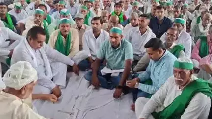 अमरोहा: रजबपुर के अतरासी में हाईवे के पुल के नीचे धरने पर बैठे किसान, दी चेतावनी