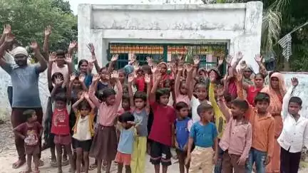 सवायजपुर: स्कूल विलय का खदिया नगला में हुआ विरोध, अभिभावकों ने किया प्रदर्शन #jansamasya