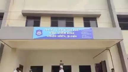 દાહોદ: દાહોદની પરણીતાને તેના પતિ દ્વારા દહેજની માંગણી કરી શારીરિક તેમજ માનસિક ત્રાસ આપતાં દાહોદ મહિલા પોલીસ મઠકે ફરિયાદ નોંધાવી