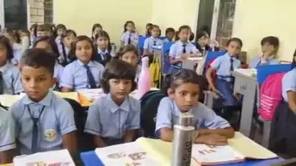 बिंद्रानवागढ़ गरियाबंद: गरियाबंद आत्मानंद इंग्लिश स्कूल में बच्चों की पढ़ाई बनी सीटों का खेल, खड़े-खड़े पढ़ाई को मजबूत किया जा रहा है