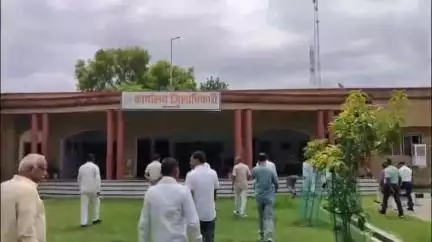 भिनगा: CDO पर अमर्यादित व्यवहार का आरोप, प्रधानों ने कलेक्ट्रेट भिनगा में CM को संबोधित DM को सौंपा ज्ञापन