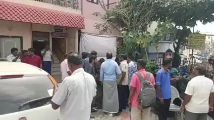 திருவண்ணாமலை: மாடவீதியில் உள்ள குடியிருப்பு வாசிகளின் கார்களுக்கு ஸ்டிக்கர் ஓட்டும் பணியை கலெக்டர் துவக்கி வைத்தார்.