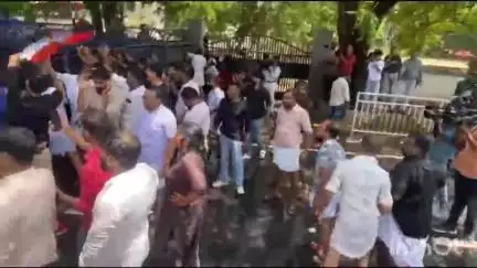 തിരുവനന്തപുരം: യുദ്ധക്കളമായി തലസ്ഥാനം, ആരോഗ്യ മന്ത്രിയുടെ വസതിയിലേക്ക് യൂത്ത് കോണ്‍ഗ്രസ് നടത്തിയ മാർച്ചിന് നേരെ ലാത്തിചാർജ്