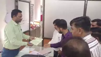 કડી: ગુજરાત OBC અનામત વર્ગીકરણ સમિતિ અને કડી તાલુકા ઠાકોર સમાજ દ્વારા તાલુકા મામલતદાર શ્રી ને OBC અનામત વર્ગીકરણ મુદ્દે આવેદન