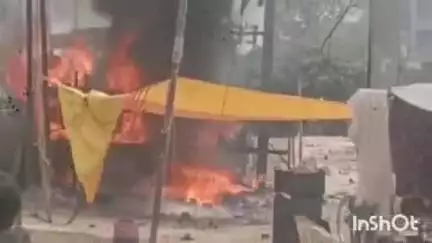 दातागंज: दातागंज नगर के शुक्रवाजार में धमाके से फटे ट्रांसफार्मर में लगी आग