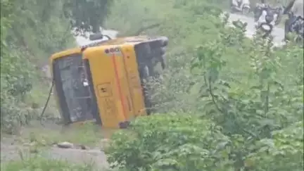 मोठ: मौठ थाना क्षेत्र में स्कूली बच्चों से भरी बस माइनर में गिरी, 10 बच्चे घायल, 5 को झाँसी रेफर किया गया