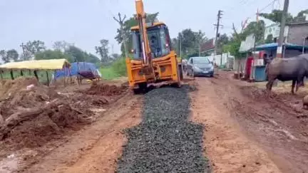 तिरोडा: नगरपरिषद तिरोडा द्वारा सुरू करण्यात आले चिखलमय रस्त्यांच्या दुरुस्तीचे काम
