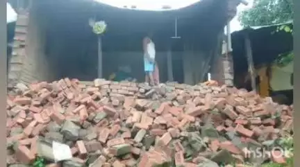 पेठ: घनशेत सह तालुक्यात संततधार पावसामुळे घरांची पडझड , नद्या नाल्यांना पूर जनजीवन विस्कळीत