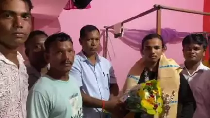 পাড়া: বডি বিল্ডিং প্রতিযোগিতায় রাজ্যে দ্বিতীয় সাঁওতালডির যুবক, সংবর্ধনা জানালেন পাড়া বিধায়ক