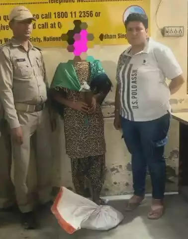 रुद्रपुर: ट्रांजिट कैंप थाना पुलिस ने 25 पाउच अवैध कच्ची शराब के साथ एक महिला आरोपी को गिरफ्तार किया, मुकदमा दर्ज