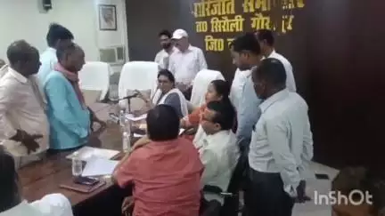 सिरौली गौसपुर: पारिजात सभागार सिरौली गौसपुर में उप जिला अधिकारी व नायब तहसीलदार के नेतृत्व में संपूर्ण समाधान तहसील दिवस का आयोजन हुआ