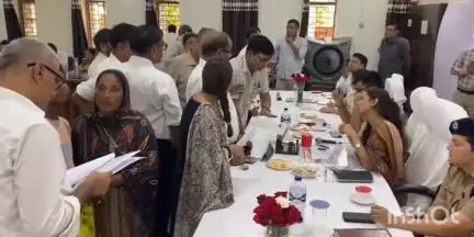 बागपत: DM-SP ने बागपत तहसील में आयोजित संपूर्ण समाधान दिवस में फरियादियों की समस्याएं सुनीं, संबंधित को दिए दिशा निर्देश