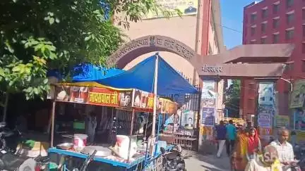 गोरखपुर: गोरखपुर कोर्ट ने फर्जी शस्त्र लाइसेंस मामले में गैर हाजिर सांसद रामभुआल निषाद के खिलाफ गैर जमानती वारंट जारी किया