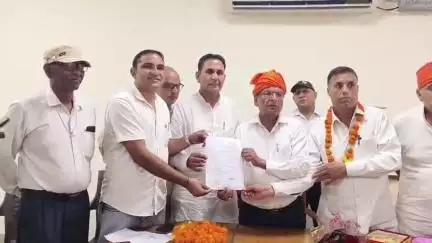 इंद्री: आज इंद्री नबरदार यूनियन की नई कार्यकारिणी ने विधायक रामकुमार कश्यप से मुलाकात कर सौंपा मांग पत्र
