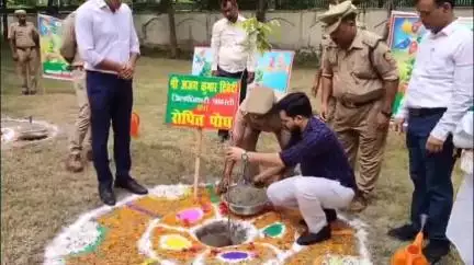 भिनगा: डीएम व ADM ने कलेक्ट्रेट भिनगा में वन महोत्सव के तहत वृक्षारोपण किया, कहा- 48 लाख वृक्षारोपण का लक्ष्य होगा पूर्ण