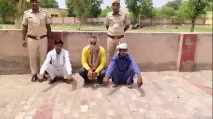 सरदारशहर: चेक बाउंस मामले में फरार चल रहे 3 स्थाई वारंटियों को चुरू स्पेशल पुलिस ने किया गिरफ्तार, सरदारशहर कोर्ट में किया पेश