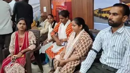 गाज़ीपुर: सैदपुर में लेखपाल पर हुए जानलेवा हमले के विरोध में कलेक्टर सभागार में समाधान दिवस पर काली पट्टी बांधकर डटे लेखपाल