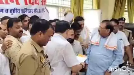 सिकंदराराऊ: भाजपाईयों ने जल भराव और गौशाला की स्थिति को लेकर जिला अधिकारी को ज्ञापन दिया, जिलाधिकारी ने किया निरीक्षण