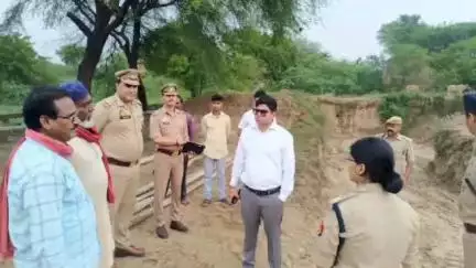 हमीरपुर: हमीरपुर में जिलाधिकारी और पुलिस अधीक्षक ने मोहर्रम के दृष्टिगत कर्बला स्थल एवं अलाव मैदान का किया निरीक्षण