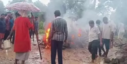ढीमरखेड़ा: दशरमन के मुक्तिधाम में बारिश के चलते बरसाती लगाकर करना पड़ा शव का अंतिम संस्कार, छाता लेकर खड़े रहे ग्रामीण