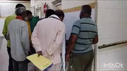 बांदा: झंझरा गांव में खेत पर युवक को जहरीले सांप ने काटा, गंभीर हालत में जिला अस्पताल में कराया गया भर्ती