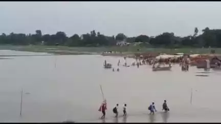 फर्रुखाबाद: जिले में गंगा का जलस्तर 136.00 मीटर पर पहुंचा, नरौरा बांध से छोड़ा गया 86,603 क्यूसेक पानी