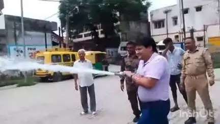 कासगंज: लखनऊ की टीम ने कासगंज सीएचसी पर डॉक्टर और स्टाफ को अग्निशमन यंत्रों के बारे में दी जानकारी