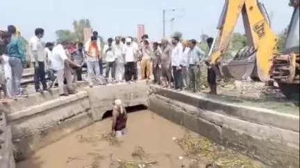 हनुमानगढ़: टाउन में टिब्बी रोड पर एचएमएच नहर में अत्यधिक मात्रा में केळी आने से ओवरफ्लो, घरों में घुसा पानी