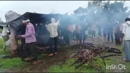 मालथोन: मालथौन के गड़ोली गांव में शमशान घाट न होने से तिरपाल के नीचे अंतिम संस्कार करने को लोग मजबूर