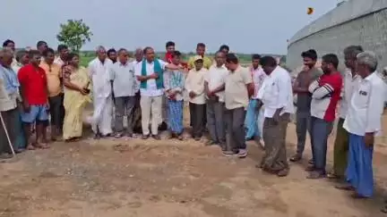 వైరా: వైరా మున్సిపాలిటీ గండాగలపాడు గ్రీన్ ఫీల్డ్ హైవే వద్ద రైతులు ఆందోళన