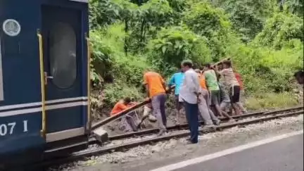 কার্শিয়ং: রংটং এর কাছে লাইনচ্যুত টয় ট্রেন, অল্পের জন্যে প্রাণে রক্ষা পেলেন টয় ট্রেনে থাকা পর্যটকেরা