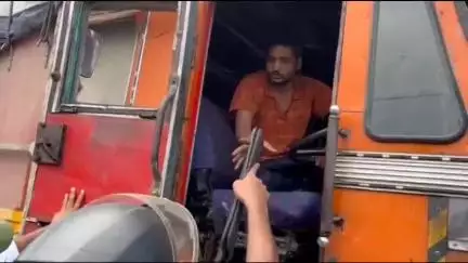 हैदरगढ़: पोखरा में टक्कर मारकर भाग रहे ट्रक ड्राइवर को लोगों ने पकड़ा, नशे में धुत ड्राइवर का बीच सड़क पर हाई वोल्टेज ड्रामा