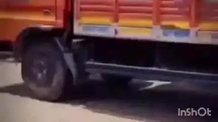 हापुड़: गढ़मुक्तेश्वर थाना क्षेत्र के राष्ट्रीय राजमार्ग 9 पर कार सवार युवकों का स्टंट करते वीडियो हुआ वायरल