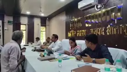 लहरपुर: लहरपुर तहसील सभागार में अपर जिलाधिकारी व अपर पुलिस अधीक्षक की अध्यक्षता में संपूर्ण समाधान दिवस सफलतापूर्वक संपन्न हुआ