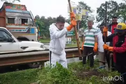 जगदलपुर: महाराणा प्रताप चौक में नगर निगम की टीम के साथ जगदलपुर विधायक किरण देव व महापौर ने स्वच्छता अभियान में भाग लिया