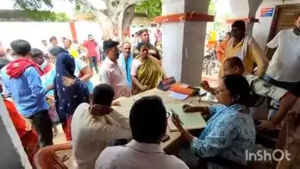 मढ़ौरा: मढ़ौरा थाना परिसर में जमीनी मामलों के निपटारे के लिए अंचलाधिकारी ने लगाया जनता दरबार
