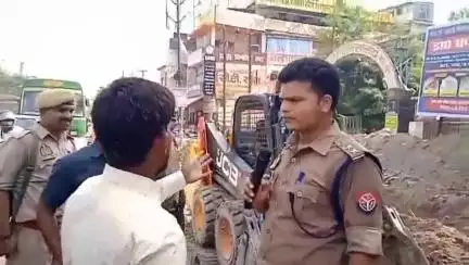 मऊ: शहर के गाज़ीपुर तिराहे पर अवैध अतिक्रमण हटाया गया है