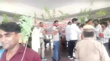 जसवंतनगर: तहसील कार्यालय में किसानों को मिले फलदार पौधे, एडीएम और एसपी सिटी ने किया वृक्षारोपण कार्यक्रम का शुभारंभ