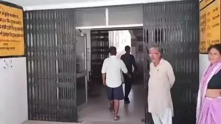 गरौठा: धवारी गांव में करंट लगने से महिला की दर्दनाक मौत, पुलिस ने शव को पोस्टमार्टम के लिए भेजा