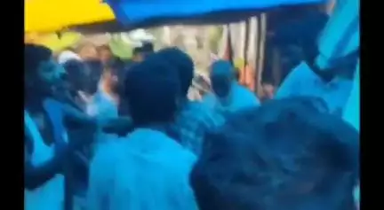 চেঙা: কুকাৰপাৰ বজাৰত দুজন মোবাইল চোৰক হাতে লতে ধৰি আৰক্ষীৰ হাতত গতাই দিলে ৰাইজে