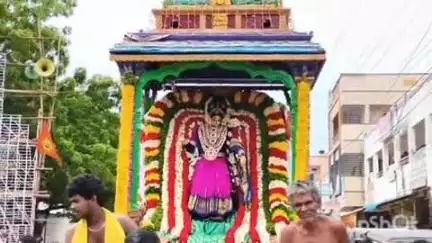 పట్టణంలో ద్రౌపతి సమేత ధర్మరాజుల స్వామి బ్రహ్మోత్సవాల్లో భాగంగా బృహన్నల అలంకరణలో అర్జునుడు భక్తులకు దర్శనమిచ్చారు
