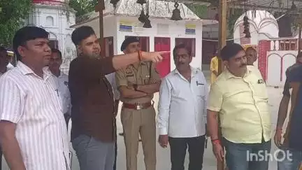संडीला: सण्डीला के शीतला माता मंदिर और रामलीला मैदान का निरीक्षण जिलाधिकारी और पुलिस अधीक्षक ने किया