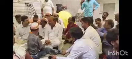 गोला गोकरणनाथ: गोला नगर के सदर चौराहे पर भारतीय दिव्यांग यूनियन का धरना प्रदर्शन एक माह के लिए स्थगित, तीन अहम मांगें हुईं स्वीकार