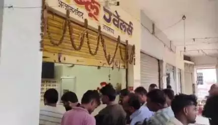 सगड़ी: अंजान शहीद में चोरों ने दुकानों का ताला तोड़कर लाखों की चोरी की, पुलिस जांच में जुटी