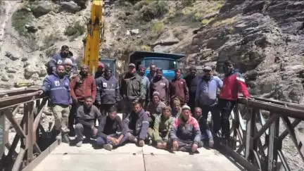 मुनस्यारी: जिला अधिकारी के निर्देश पर गौनखागाड़ नदी में वाश आउट हो चुकी ब्रिज वैली को किया गया रिलांच