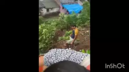 ठाणे: मुंब्रा रेती बंदर परिसरातील पंजाबी कॉलनी मध्ये दरड कोसळल्याने रस्ता बंद,प्रवाशांचे हाल
