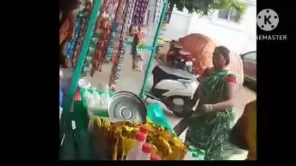 குளித்தலை: கடம்பர் கோவில் தெருவில் பூஜை பொருட்கள் கடை நடத்தி வருவதில் தொழில் போட்டி கடையை சூறையாடிய தாய்,மகள்-போலீஸ் விசாரணை#Viral