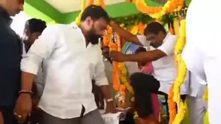 రాష్ట్ర కార్మిక శాఖ మంత్రి సుభాశ్ కు తులాభారం నిర్వహించిన వట్రపూడి గ్రామస్థులు